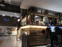 開業間もないビストロ&カフェは、中国人女将の宿と同じビル内にあった。