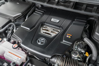 新型では、新開発の3.3リッターV6ディーゼル ターボエンジン「F33A-FTV」の採用も大きな話題に。ディーゼルエンジンは従来型には設定がなかったため、“100系”以来の久々の復活となった。