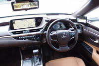 “程よい包まれ感”が演出されたコックピット周辺部。インストゥルメントパネルのセンターには12.3インチのモニターがレイアウトされる。