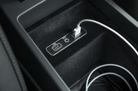 センターコンソールのひじ掛けの下には、USBやAUXのソケットが備わる。スマートフォンを接続することで、Apple CarPlayやAndroid Autoが利用できる。