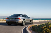 「S e-tron GT」のリアビュー。リアまわりでは、ディフューザーのインレイがボディー同色に変更された。