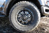 今回の、もう1人（？）の主役であるトーヨーのSUV用タイヤ「OPEN COUNTRY R/T」。製品名の「R/T」とはRugged Terrainの略で、キャラクター的には泥濘（でいねい）地用のマッドテレインと、“オン”と“オフ”の双方に配慮したオールテレインの中間に位置している。
