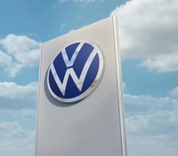 2019年9月に初公開された、フォルクスワーゲンの新エンブレム。1930年代から変わらぬ「VW」ロゴではあるものの、平面的で細くシンプルなデザインとなった。