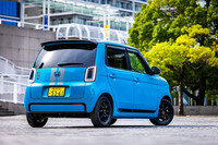 オプションアイテムを装着した「スポーティスタイル」と呼ばれるホンダアクセスのカスタムコーディネートモデル。「N-ONE e：」には、デカールやアルミホイールなど、個性を演出するアイテムが数多くラインナップされる。