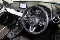 特別仕様車「エクスクルーシブ モッズ」のインストゥルメントパネルまわり。同車を含めCX-3のインテリアデザインは女性のデザイナーが担当している。