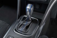 トランスミッションは7段のデュアルクラッチ式ATを採用する。ステアリングポストにはシフトパドルも装着される。