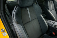 ウルトラスエードと本革のコンビネーションシート。イエローステッチとイエローパーフォレーションが目を引く。