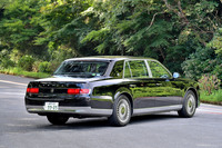 トヨタ・センチュリー
	ボディーサイズ：全長×全幅×全高＝5335×1930×1505mm／ホイールベース：3090mm／車重：2370kg／駆動方式：FR／エンジン：5リッターV8 DOHC 32バルブ／モーター：交流同期電動機／トランスミッション：CVT／最高出力：381ps（280kW）/6200rpm／最大トルク：510Nm（52.0kgm）/4000rpm／モーター最高出力：224ps（165kW）／モーター最大トルク：300Nm（30.6kgm）／システム最高出力：431ps（317kW）／タイヤ：（前）225/55R18 98H／（後）225/55R18 98H（ブリヂストン・レグノGR001）／燃費：13.6km/リッター（JC08モード）／価格：1960万円