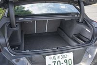 トランクルームの容量は440リッター。左右のホイールハウスの部分が大きくえぐられているのが確認できる。