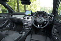 インテリアについては、基本的に従来型と変わっていない。ダッシュボード前面のシルバーの加飾は、セットオプションの「ベーシックパッケージ」に含まれるもので、標準ではブラック仕上げとなる。