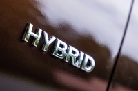 ハイブリッドモデルには、フロントフェンダーに「HYBRID」のエンブレムが備わる。