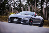 今回試乗した「ジャガーFタイプR-DYNAMICブラック コンバーチブルP450」は、2022年モデルに引き続き、2023年モデルにも設定される特別仕様車。車両本体価格は1696万円。