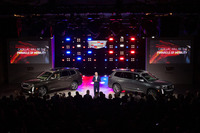 「キャデラックXT6」の発表会の様子。ステージに展示された右の車両が「スポーツ」で左が「プレミアムラグジュアリー」。