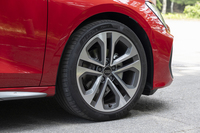 タイヤ＆ホイールは18インチ。スポーツテイストの「Sライン」だけに、ホイールは「S3」の標準装備品と同じデザインだ。