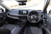 インテリアはブラックを基調にステッチなどでラバレッドのアクセントを少々。Google対応のインフォテインメントシステムは2025年のマイナーチェンジで採用された。