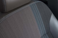 ブラックとブラウンのコンビネーションに、ミント系の差し色が添えられる「プレミアムコンビネーションインテリア」。シート地のほか、インストゥルメントパネルにもアクセントステッチが施される。