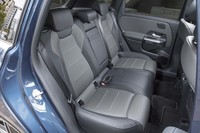 前席同様、後席（写真）も2トーンカラー。中央席の背もたれは、左右席のアームレスト（カップホルダー付き）を兼ねる。