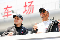 金曜日は最速、土曜日は最悪――予選ではフェラーリに0.5秒もの大差をつけられ、チームメイトのボッタスにも負けて4位に終わったメルセデスのハミルトン（写真右）。レースでも精彩を欠き、マックス・フェルスタッペンのペナルティーで1つ順位を上げ4位。これで28連続得点となり記録を更新したことになるが、この週末は「ひどかった」と振り返っていた。（Photo=Mercedes）
	 