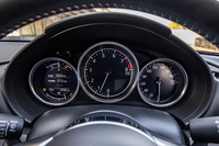 3眼式のメーターは中央の速度計が液晶デジタル式に変更された。左のディスプレイの表示には、「マツダ・レーダー・クルーズ・コントロール」の作動画面を追加している。