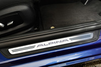 乗り降りの際には、照明付きのドア・シル・プレートが足元を演出する。