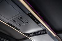 照明や各種スイッチ類、エアコンの吹き出し口などの機能をセンターに集約した「スーパーロングオーバーヘッドコンソール」を採用。カラーLEDによるルーフイルミネーションは写真のパープルをはじめ、基本色14種類、カスタム色50種類のなかから任意に選択できる。