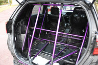 クルマの中と外は、50本を超える鉄のバーによって補強がなされている。