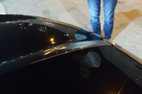 ボンネット中央を縦断する「セイバー（サーベル）」と呼ばれるライン。その表面には、クル・ド・パリ装飾（ギョーシェ彫り＝パリの石畳を図案化した伝統装飾様式）が施されている。