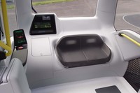 自動運転車の「eパレット」に運転席はないが（写真のシートはパッセンジャー用）、マニュアル操作による運転もできるよう操縦かんが備わっている。