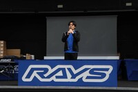 オープニングでは、斯波翔太郎社長が来場者を歓迎。日ごろから製品を愛用してくれているファンに向けて、感謝の気持ちを伝えた。