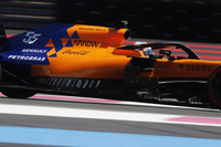 フランスGPで中団グループをけん引したのがマクラーレンだ。2台とも予選Q3に進出し、ルーキーのランド・ノリスが5位、カルロス・サインツJr.（写真）が6位と3列目を占拠。2014年イタリアGP以来となる、2台そろってのトップ6からのスタートにチームの士気も高まった。レースでは、予想通りベッテルのフェラーリには先行を許すも、サインツJr.が6位、ノリスは7位とタンデムで走行。しかし、ノリスのマシンには油圧系のトラブルが起き徐々に失速。ファイナルラップで一気に10位まで後退してしまったのだが、レース後に7位入賞のリカルドの違反が認められたため、サインツJr.は6位、ノリスは9位でそれぞれポイントを獲得することとなった。チームはコンストラクターズランキング4位の座を守り、5位ルノーとの差は2点から8点に広がった。（Photo=McLaren）