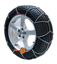 簡単装着が特徴のクラック＆ゴー・ユニカ。下の写真1～4のように本体のケーブルでつないだチェーンをタイヤにかけ、自動増締めテンショナーをセットして走りだせば自動的にフィットするという優れものだ。軽自動車用の12インチからセダン等の19インチサイズまで豊富なラインナップをそろえている。希望小売価格は全サイズ共通の1万9800円。