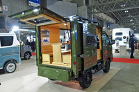 世のアウトドア志向の高まりは自動車の世界にも波及。こちらは内装に富士ヒノキを使用したという、「ダイハツ・ハイゼットトラック」のキャンピングカー。