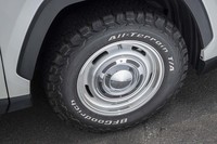 「ディーン・クロスカントリー」ホイールとBFグッドリッチのオールテレインタイヤはぜひ選びたいオプションだ。ホイールのカラーリングは試乗車の「シルバー」のほかに「ホワイト」「マットブラック」も用意される。