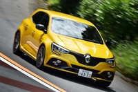 FF車としては極めて高い旋回能力を持つ「メガーヌR.S.トロフィー」。その鋭さはやがて楽しさに変わっていく。