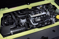 荷室の下に搭載される自然吸気の1リッター直3エンジン。71ps/6000rpmの最高出力と、9.3kgm/2850rpmの最大トルクを発生する。