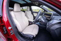 オイスターと呼ばれるオフホワイト系の「パーフォレーテッドヴェガンザレザー」は、20万6000円の有償オプション「ハイラインパッケージ」に含まれるアイテム。フロント左右席には、電動調整機能とヒーターが標準で組み込まれている。