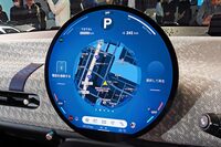 操作インターフェイスの根幹をなす、丸型の巨大なインフォメーションディスプレイ。