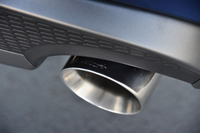 「ポールスター・パフォーマンス・エキゾーストセット」のステンレス製テールパイプには、「polestar」のロゴが刻まれる。