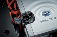 車体フロントには外部給電アウトレットが備わる。DC（直流）電力をAC（交流）電力に変換する外部給電器が必要になるものの、非常時には一般家庭のおよそ4日分に相当する電力を供給できるようになる。