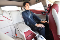 身長175cmの著者が後席におさまった様子。2ドアのため前席側から乗り込む必要があるが、座ってしまえばさほど狭さは感じない。