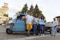 オフィシャルの皆さん。ジウジアーロデザインの「アペTM」をベースにしたトレーラーで参加車両を誘導した。