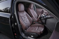 シート表皮には時計のストラップを模したというブロック状の加工が施される。座面、背もたれとも一枚革のナッパレザーで出来ており、複雑な模様はステッチとクセ付けだけで実現されている。