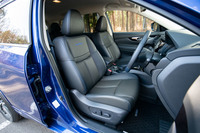 「AUTECH」専用の黒いレザーシート。運転席と助手席、2列目シートの左右席にはシートヒーターが装備される。