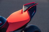 アプリリアから「トゥオーノV4ファクトリー」登場　スーパースポーツ由来の高性能モデルの画像