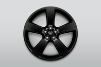 「グロスブラックフィニッシュ」の「22インチ“スタイル5098”5スポークアロイホイール」が標準装備される。