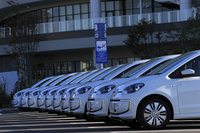 試乗会場にずらりと並べられた「e-up!」。日本での受注開始は2015年2月の予定。