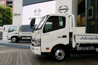 写真奥が標準幅キャブ、手前はワイドキャブ。ドアの形状、デザインが異なるのがわかる。