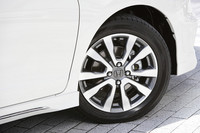 アルミ切削処理により陰影が強調された「エクスクルーシブXL」の標準アルミホイール。サイズは「エクスクルーシブXL」では15インチ、「エクスクルーシブXLインターナビセレクト」では16インチとなる。
