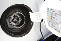 右リアドアの後方には、給油口に替えて急速充電ポートを装備。日本のCHAdeMO規格に対応している。