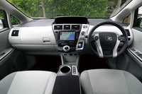 「プリウス」よりもややコンサバティブなデザインが採用された運転席まわり。ファミリーユースを意識してのことだという。